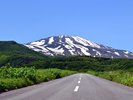 *鳥海高原ラインから望む春の鳥海山