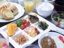 朝食ビュッフェ:1階レストランにて40種類の和洋バイキングをご用意しております。