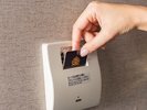 環境に配慮した省エネスイッチ(カードキーホルダー)を採用。キーを差し込むことで電気が点灯。