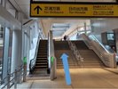 �B左手に芝浦方面に続くエスカレーター・エレベーターがございます。そちらを上り、道なりに進みます。