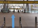 �Dエスカレーターを下ります。(エレベーターもございます。)