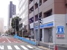 �F右手にローソンが見えてきます。ローソンの先、3つ目のビルが当ホテルとなります。