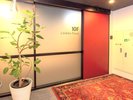 レディースフロア入口セキュリティー強化の為自動ドア利用時カードキーが必要です。