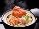 【11-12月限定】ズワイ蟹と香箱蟹を合わせた「夫婦蟹の土鍋ご飯」。蟹の旨味が凝縮されています。