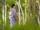加賀染めで設えた上質な浴衣をまとい、温泉街散歩へお出掛けしませんか。(金・土・日限定/3000円)