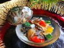 鮑の水貝は、目にも涼し気な夏らしい一品です。