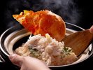 加能蟹の蟹味噌の旨みが広がる、土鍋甲羅ご飯で至福のひとときを。