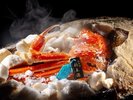 加能蟹会席 極。当館名物、迫力の「塩釜昆布焼き」。