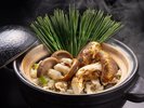 9〜10月限定、香り豊かな「松茸と大黒しめじの土鍋ご飯」。