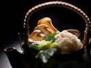 加賀伝統料理を、九谷焼や輪島塗の器とともに料亭でお楽しみいただく「加賀古今会席」(10月イメージ)