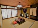 純和風・山側和室8畳のお部屋。部屋ごとに飾っている内掛けが異なります。
