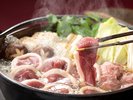 野趣あふれるかも鍋