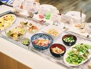 夕食ビュッフェコールドフードステーションの様子