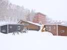 【トレーラーハウス】雪のホテルジャパン志賀。トレーラーハウスとレストランアルトピアーノはゲレンデ直結