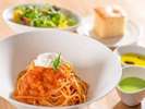 オークレール/パスタやピッツァなど、軽食もお楽しみいただけます ※ランチセット一例