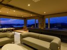 西側のお部屋からは沈みゆく夕陽と刻一刻と色を変える空と海を楽しめます