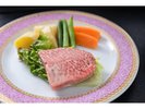 松阪牛ステーキ独特の香りと触感をお楽しみください。