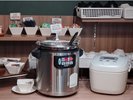 ごはん、お味噌汁、お漬物もそろっています