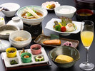 【朝食】はじまりの「信州りんごのジュース」をはじめ、地元食材をたっぷり使用したこだわり和食膳