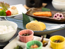 【朝食】はじまりの「信州りんごのジュース」をはじめ、地元食材をたっぷり使用したこだわり和食膳