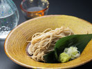 【手打ち蕎麦】信州の澄んだ水を使い、毎日手打ちするこだわりのお蕎麦。お客様の嬉しい声も多い一品。