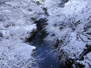 眼下に流れる名勝「鶴仙渓」の渓流。雪の季節ならではの息をのむような風景がそこに。