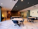 マルチラウンジ(有料/事前予約制) - 98インチの大画面モニターとキッチン設備のあるラウンジ
