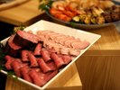 ご夕食ビュッフェ(一例) - 薪火の香りが食卓に広がる、ワイルドで温かみあるディナービュッフェ