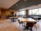 マルチラウンジ(有料/事前予約制) - 98インチの大画面モニターとキッチン設備のあるラウンジ