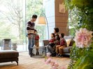 メインラウンジ(無料) - アルコールからソフトドリンクまで!小腹を満たすのに嬉しいお菓子もご用意