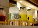 メインラウンジ(無料) - アルコールからソフトドリンクまで!小腹を満たすのに嬉しいお菓子もご用意
