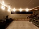 大浴場桃源 ※ご宿泊者様無料 - 明るいライトに照らされた白浴槽。夜の湯浴みも格別な「桃源」