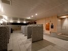 大浴場桃源 ※ご宿泊者様無料 - 明るいライトに照らされた白浴槽。夜の湯浴みも格別な「桃源」