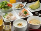 【中華朝食】お腹に優しい中華がゆは薬味と合わせてお好みの味でお楽しみください。3種の点心も添えて。