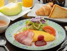 【洋食朝食】ふわとろオムレツ、自家製ブリオッシュと発酵バター香るサクサククロワッサンとご一緒に