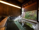【貸切温泉・月の桜】明るい日差しが差し込む開放感のある風呂。ゆっくりと腰掛けて温泉をお楽しみ下さい。