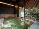【貸切温泉・藤うさぎ】たっぷり張られた温泉を存分に楽しめる風呂。足を伸ばして日頃の疲れを癒して下さい
