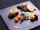 【2026年6-8月前菜】地場のブランド魚であるシルクサーモンを夏野菜とガスパチョと合わせゼリー寄せ