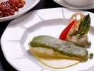 【2026年6-8月ディナー魚料理メニュー一例】スズキのポワレ群馬県産ネギを使用したクリームソース