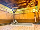 ヒノキ造り露天風呂】3人で入っても広々足を伸ばしてくつろげる♪