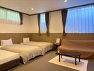 別館のちょっと広めの洋室。専用伊豆石風呂付き