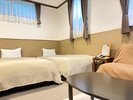 別館のちょっと広めの洋室。専用伊豆石風呂付き
