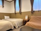 別館のちょっと広めの洋室。専用伊豆石風呂付き