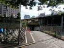 突き当りを左へ。電車の高架下をお進みください。