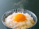 炊き立てご飯に、新鮮卵をのせたの卵かけご飯!