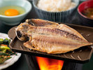 お席でご自身で焼いていただける肉厚な鯵の干物は、ふっくらジューシー!何枚でも無料で食べ放題!
