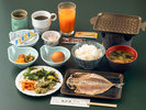 名物の干物を存分に味わっていただきたいから。干物をメインとした朝ごはん&ドリンクバーは無料サービス