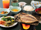 朝ごはん無料サービス!大きくて肉厚な干物メインの朝ごはんが無料です!
