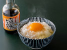 卵かけご飯によく合う、お醤油もご用意しています。おかずをトッピングしたり、納豆と合わせたりアレンジ◎