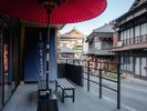 【外観】成田駅前から約800m続く表参道に佇む当館で癒しのひと時を。